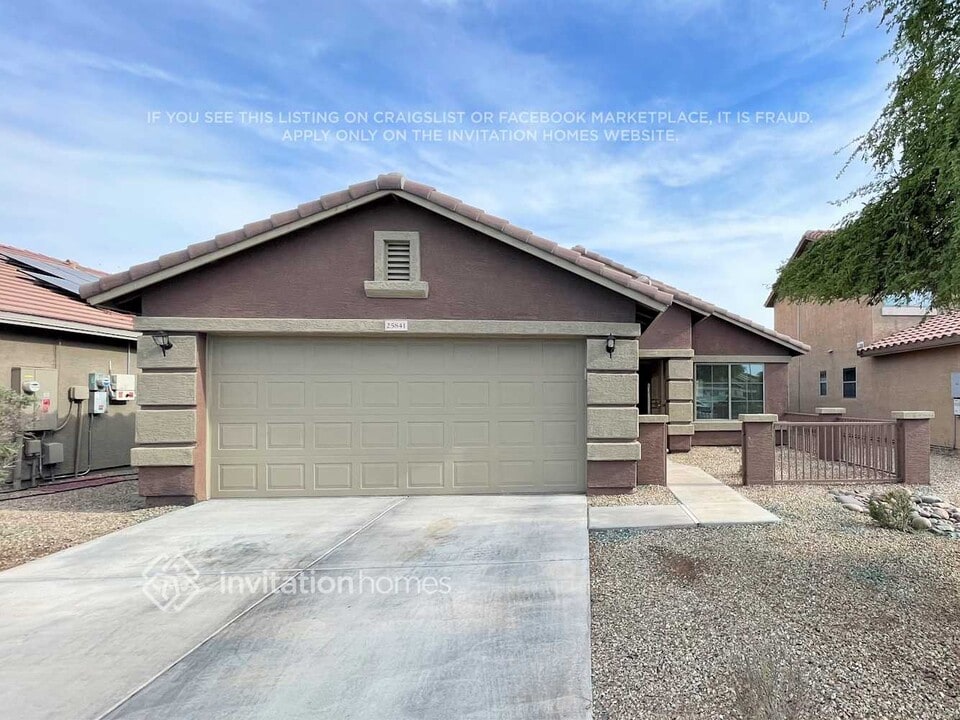 25841 W Whyman St in Buckeye, AZ - Foto de edificio