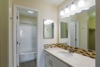 Latham Court Apartments in Mountain View, CA - Foto de edificio - Interior Photo