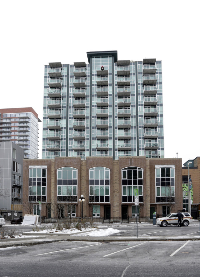 York Plaza in Ottawa, ON - Building Photo - Building Photo