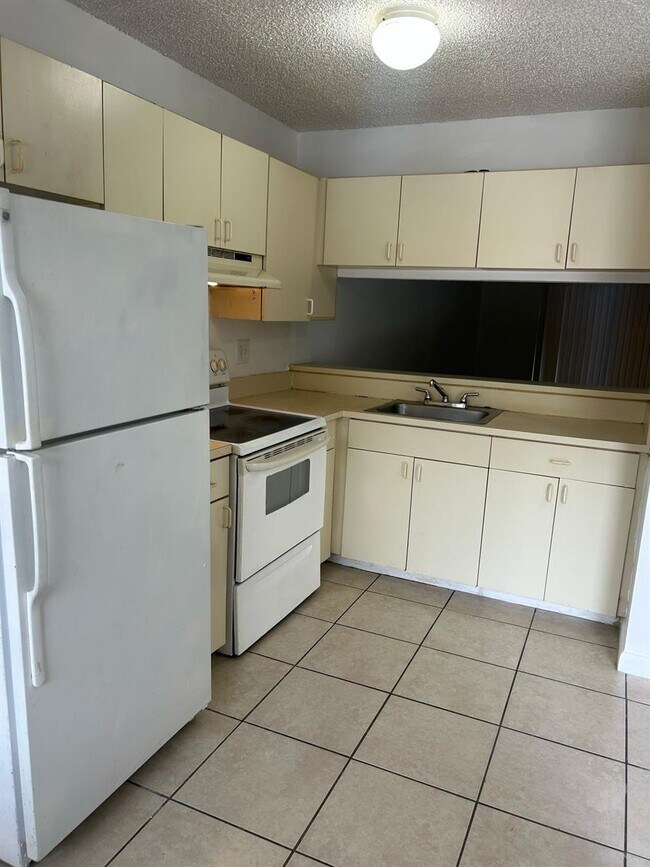 4099 Lakeside Dr in Tamarac, FL - Building Photo - Building Photo