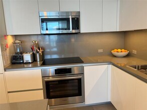 88 SW 7th St, Unit 2807 in Miami, FL - Building Photo - Building Photo
