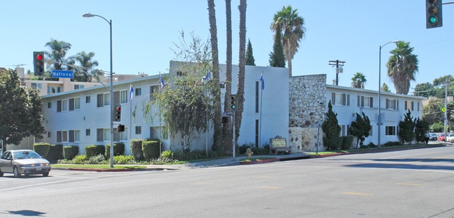 9800 National Blvd in Los Angeles, CA - Foto de edificio - Building Photo
