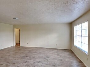 9812 Robin St in La Porte, TX - Building Photo - Building Photo