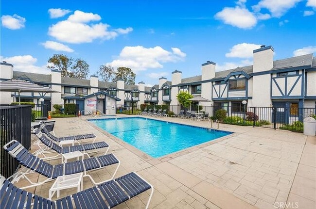 19231 Sherman Way in Reseda, CA - Building Photo - Building Photo