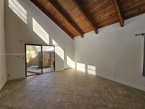 7749 SW 100th St in Miami, FL - Foto de edificio - Building Photo