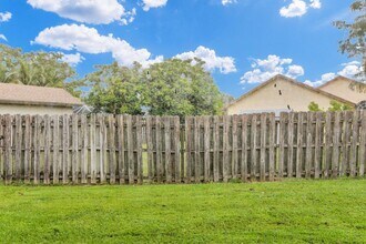 13737 Yarmouth Dr in Wellington, FL - Foto de edificio - Building Photo