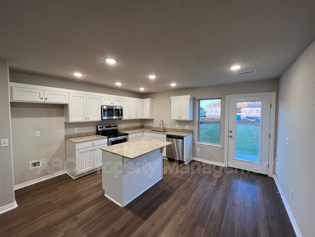 320 Grove Ln in Bentonville, AR - Building Photo - Building Photo