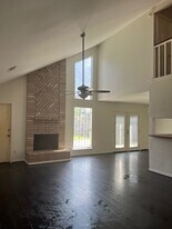 6111 Quiet Village Ct in Houston, TX - Building Photo