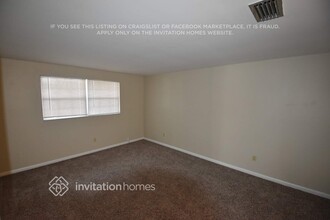 8333 W Pocahontas Ave in Tampa, FL - Foto de edificio - Building Photo