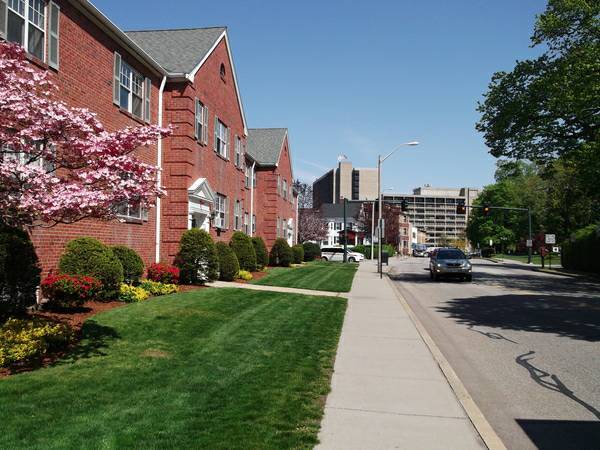 497 Centre St in Newton, MA - Building Photo