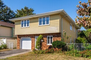 11 Roehrs Dr in Wallington, NJ - Building Photo