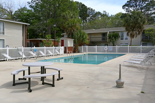 Castlewood Apartments in Valdosta, GA - Foto de edificio - Building Photo