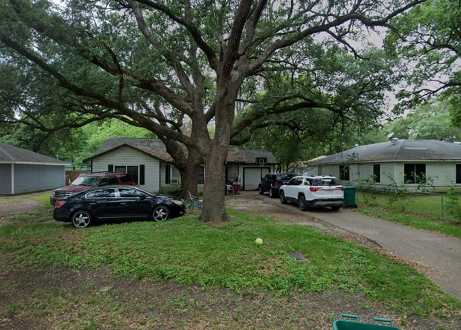1006 E Camp Cir