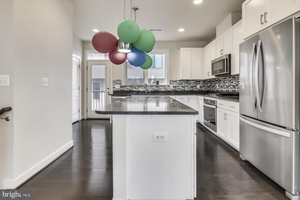 8060 Red Hook St in Derwood, MD - Building Photo