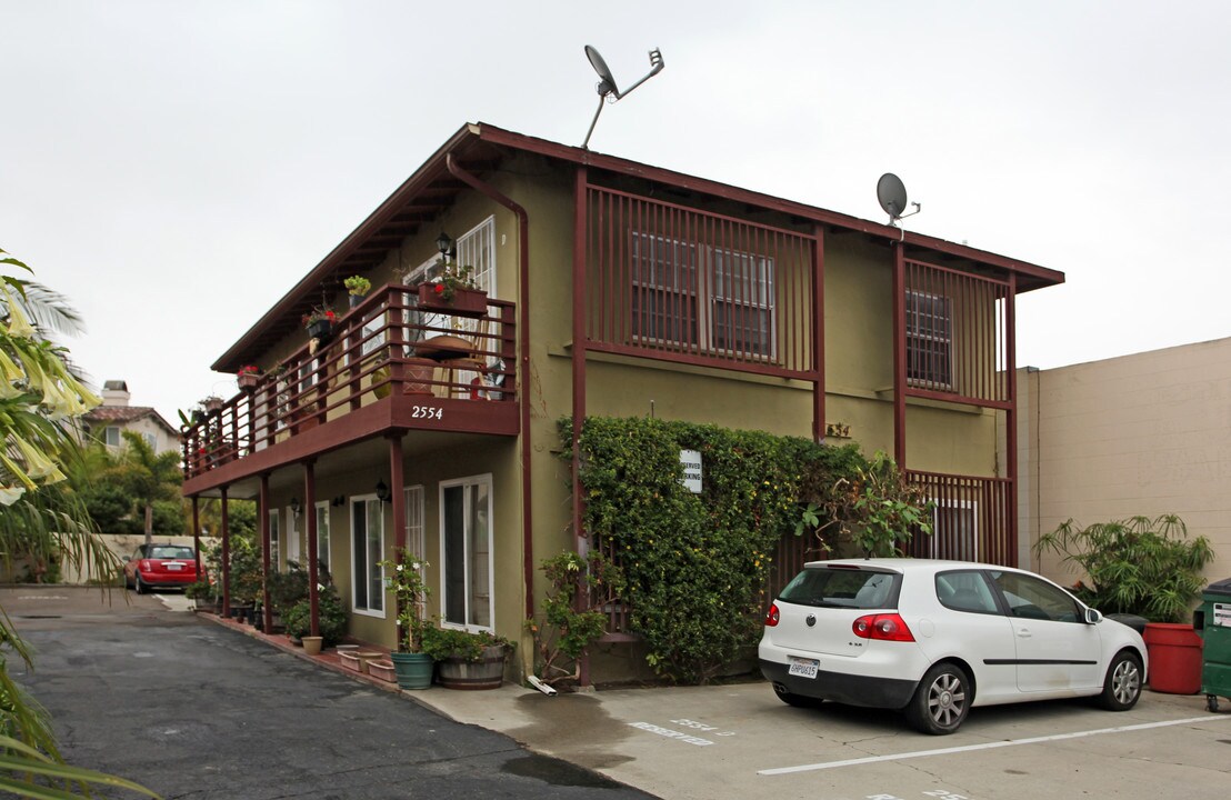 State Street Apartments in Carlsbad, CA - Foto de edificio
