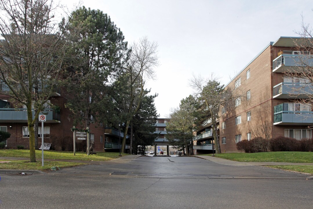 Essex Court in Richmond Hill, ON - Building Photo