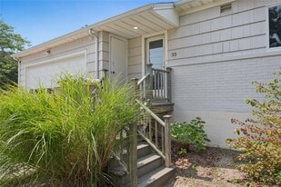 33 Beach Rd in Laurel, NY - Building Photo