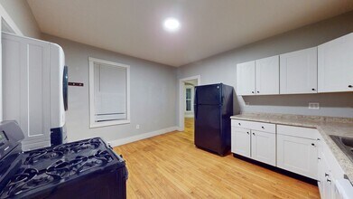 117 Ashmont St in Portland, ME - Building Photo - Building Photo