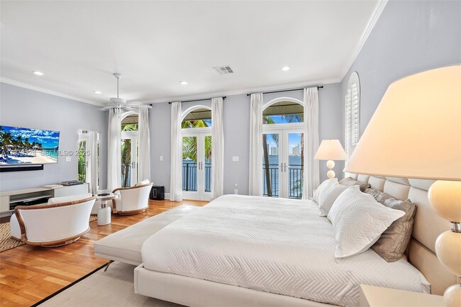 property at 814 W Dilido Dr