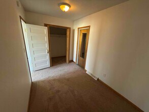 215 1st St NW in Primghar, IA - Foto de edificio - Building Photo