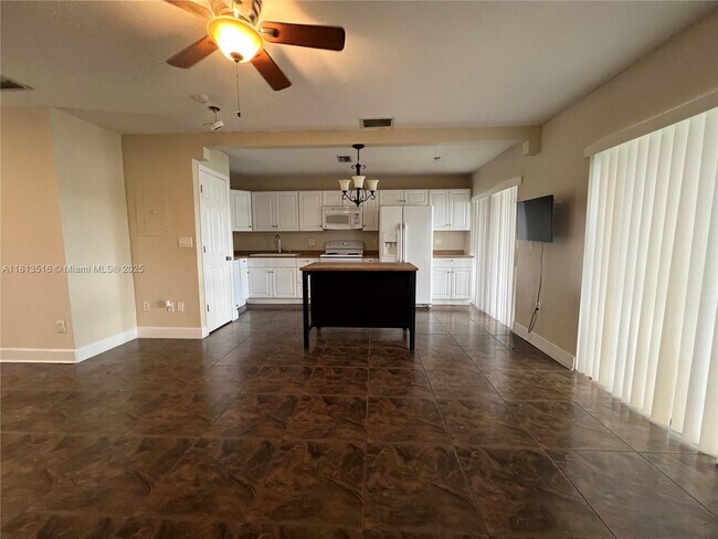 388 NW 103rd Terrace in Pembroke Pines, FL - Building Photo - Building Photo