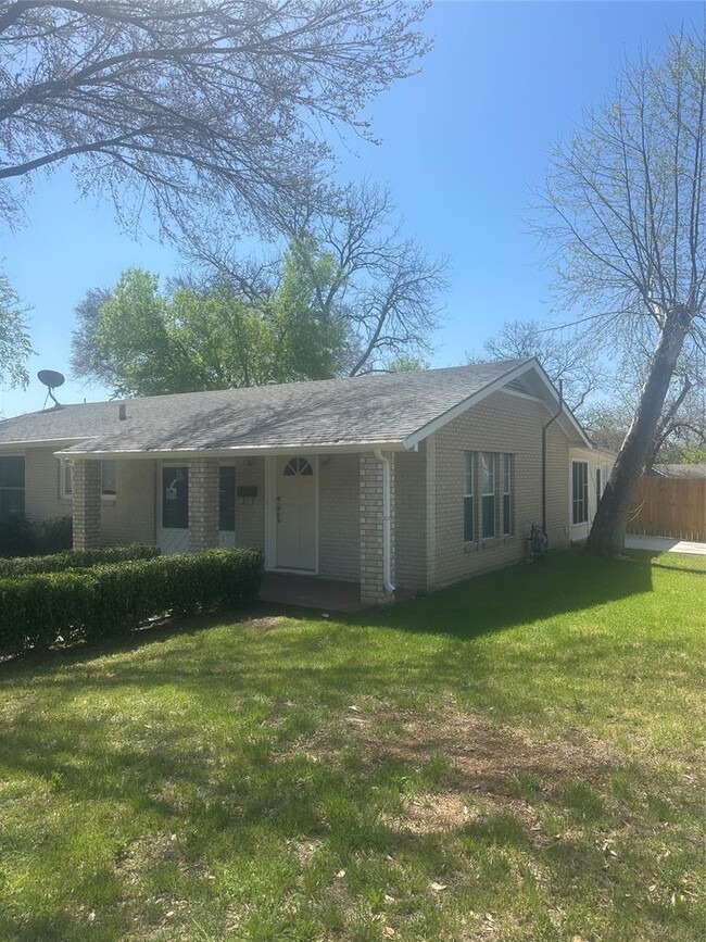 property at 1601 Broadmoor Dr