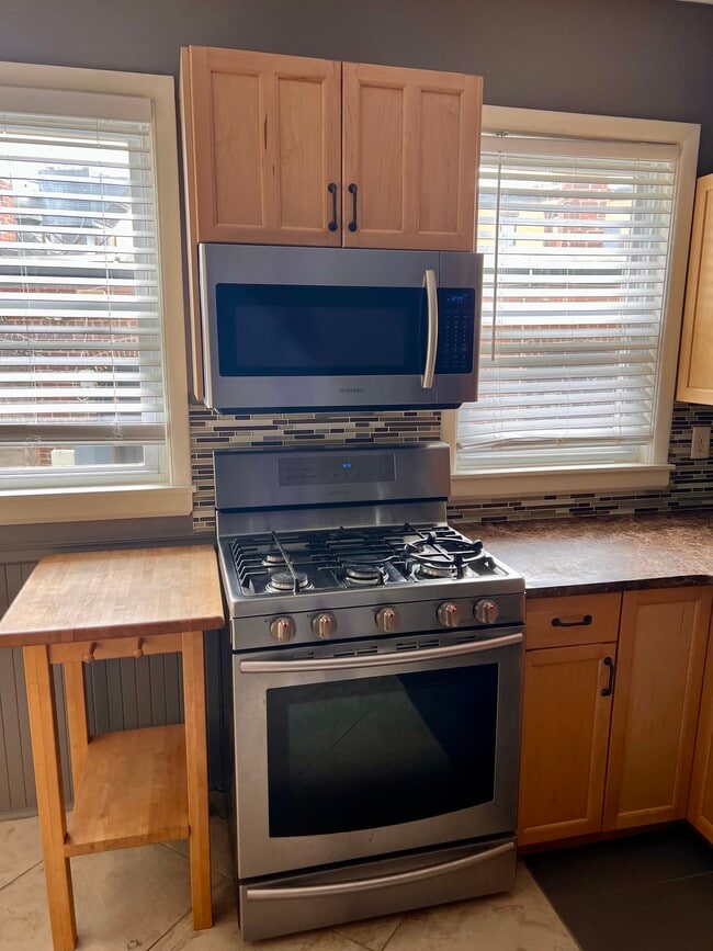 72 Bakersfield St, Unit Master Bedroom in Boston, MA - Building Photo - Building Photo