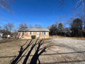 621 Dover Rd in Clarksville, TN - Building Photo - Building Photo