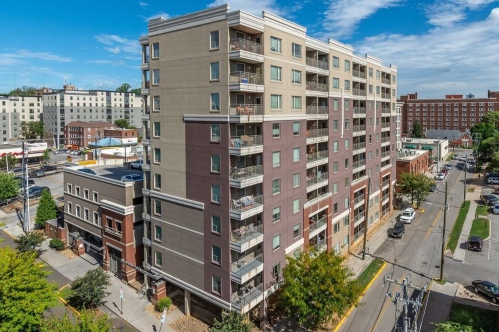 Lake Plaza in Knoxville, TN - Building Photo