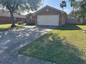 10310 Redwood Dr in Baytown, TX - Building Photo - Building Photo