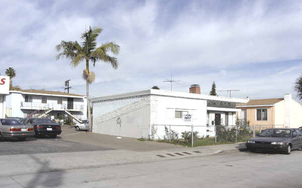 445 E Market St in Long Beach, CA - Building Photo