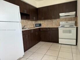 1445 W 28th St in Hialeah, FL - Building Photo