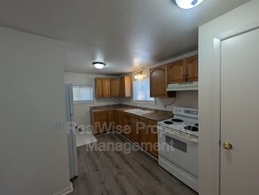 203 NW Pine St in Canyonville, OR - Building Photo - Building Photo