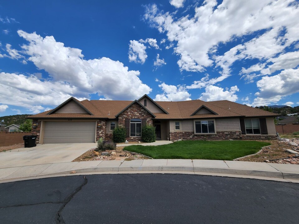 289 S House Rock Cir in Cedar City, UT - Building Photo