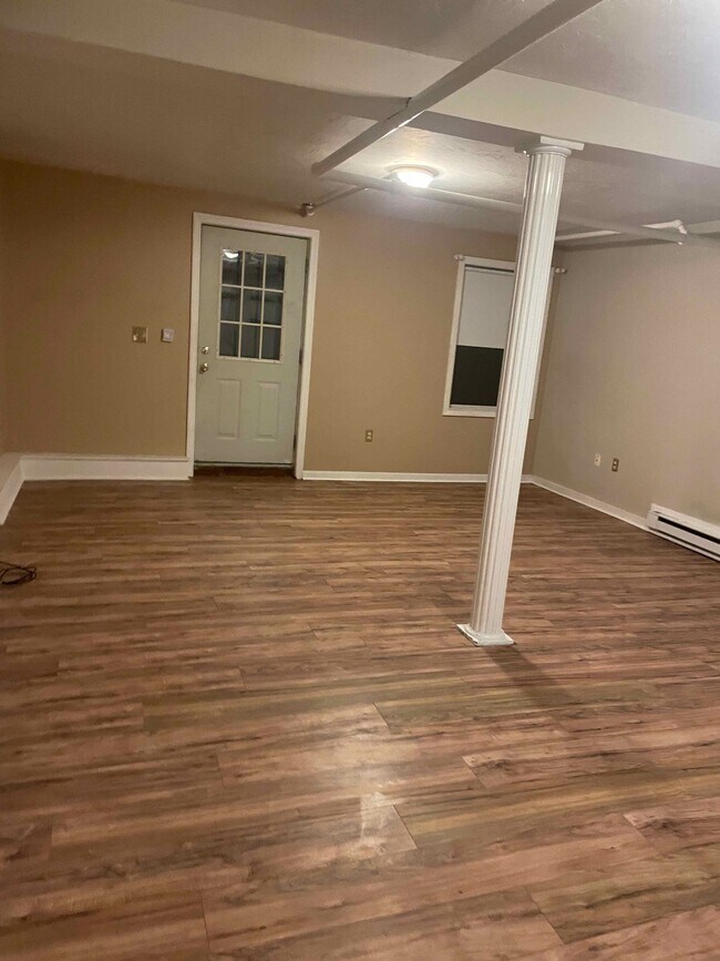 132 Summer St, Unit 1 Rear in Rehoboth, MA - Foto de edificio - Building Photo