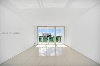 100 Bayview Dr in Sunny Isles Beach, FL - Building Photo - Building Photo