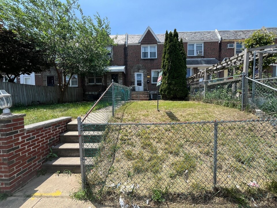2248 Disston St in Philadelphia, PA - Building Photo