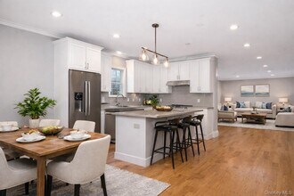 113 Gainsborg Ave E in Harrison, NY - Building Photo - Building Photo