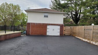 5220 Jacksboro Pike, Unit Garage Apt in Knoxville, TN - Building Photo