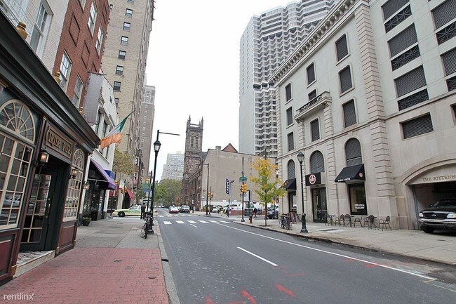 2006 Walnut St-Unit -Unit F in Philadelphia, PA - Foto de edificio - Building Photo