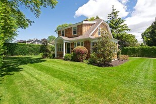 210 Little Plains Rd in Southampton, NY - Building Photo