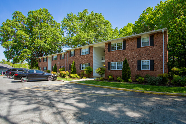 Elon Place Apartments in Elon, NC - Foto de edificio - Building Photo