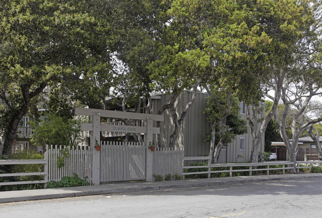 Olympia Oaks Apartments in Monterey, CA - Foto de edificio - Building Photo