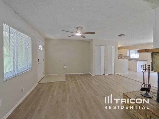 8001 CottonWoode Dr in Largo, FL - Building Photo - Building Photo