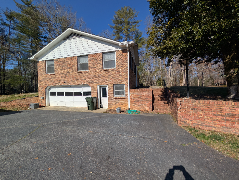 115 Hudson Dr in Hendersonville, NC - Building Photo