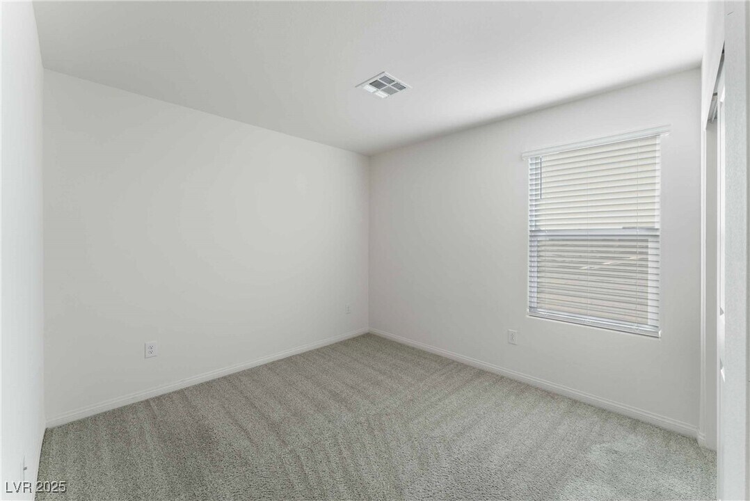 7002 Crimson Shadow St in North Las Vegas, NV - Foto de edificio