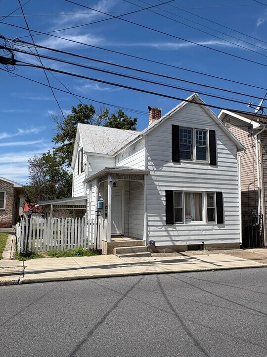 131 West St in Gettysburg, PA - Building Photo