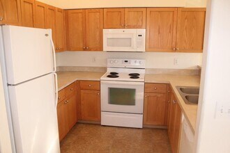 1990 SE Chokeberry Ave-Unit -Unit B in Warrenton, OR - Building Photo - Building Photo