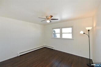 52 Elizabeth St in Garfield, NJ - Foto de edificio - Building Photo