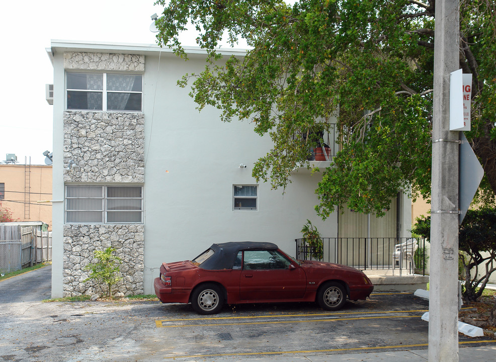 1253 NW 6th St in Miami, FL - Foto de edificio